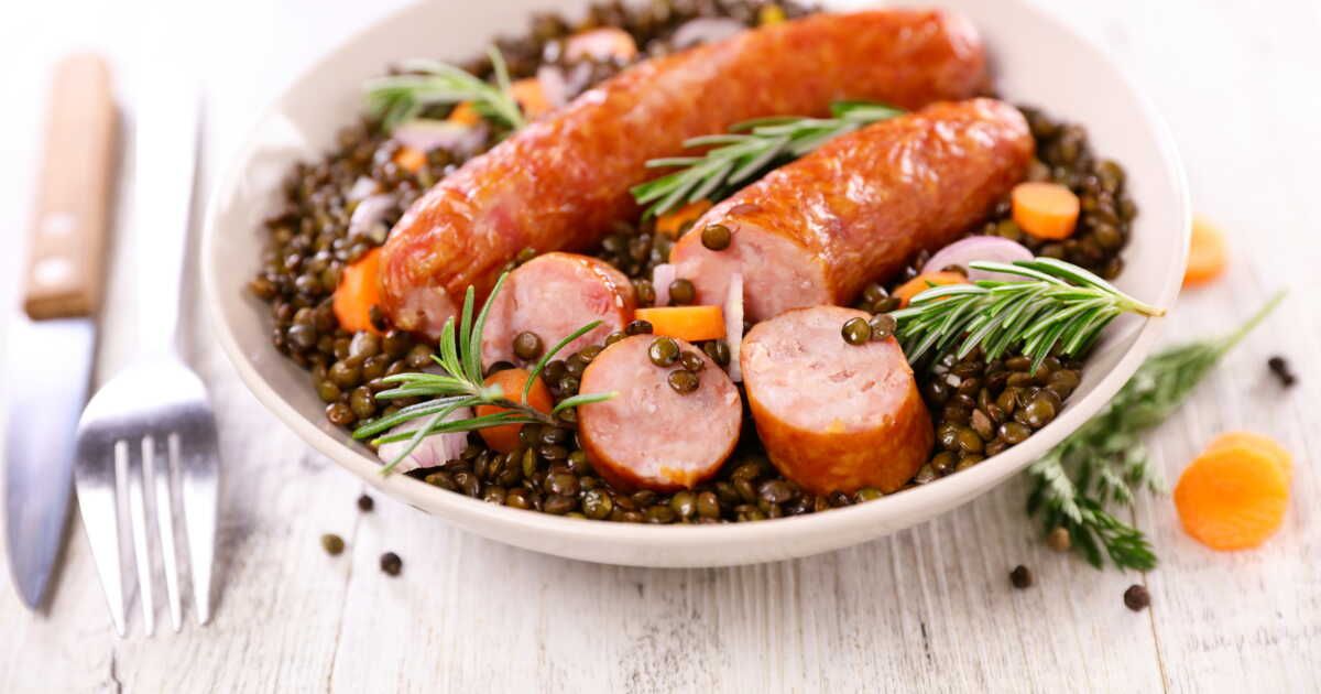 Découvrez la recette réconfortante de saucisse-lentilles en un temps record