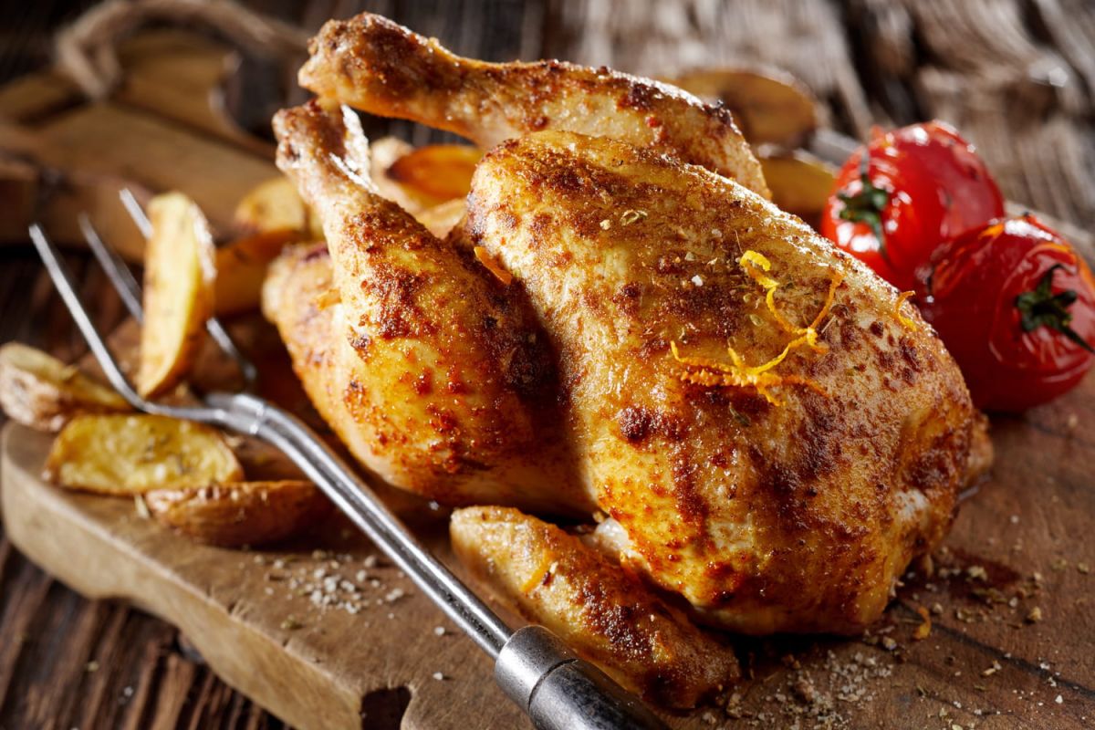 Une méthode astucieuse pour réchauffer un poulet rôti sans four